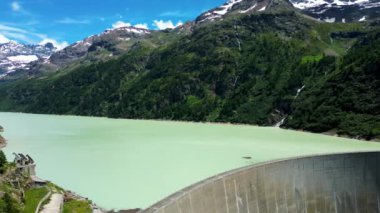 Moulin Aosta Vadisi 'nin göl ve barajının havadan görünüşü