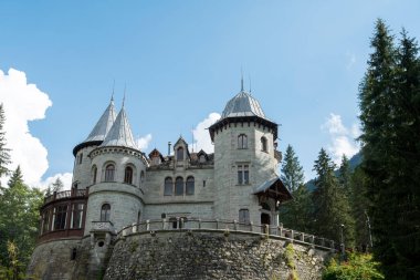 İtalya 'nın Gressoney-Saint-Jean kentindeki Savoy Kalesi. Savoy Kraliçesi Margherita 'nın yazlık eviydi. Aosta Vadisi 'nde turistik ilgi, İtalyan Alpleri.