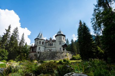 İtalya 'nın Gressoney-Saint-Jean kentindeki Savoy Kalesi. Savoy Kraliçesi Margherita 'nın yazlık eviydi. Aosta Vadisi 'nde turistik ilgi, İtalyan Alpleri.