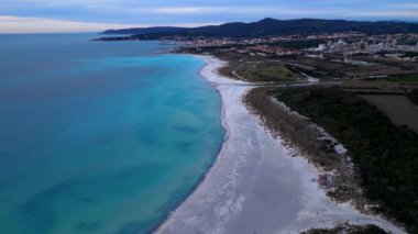 Rosignano SolvayTuscany İtalya 'nın beyaz plajı.