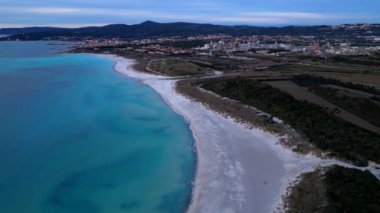 Rosignano SolvayTuscany İtalya 'daki beyaz plajın havadan görünüşü