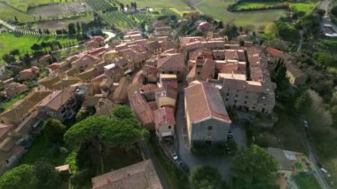 Casale Marittimo Toskana Saint Andrea kilisesinin insansız hava aracı ile İtalya hava manzarası