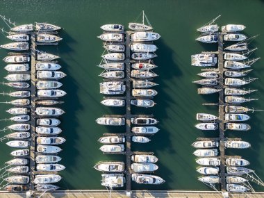 Yatı demirli bir marinanın havadan görüntüsü.