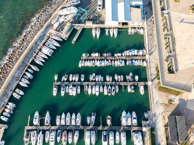 Bir turist tersanesinin hava manzarası