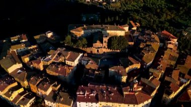 Livorno Tuscany 'nin Castagneto Carducci ili şehrin havadan görüntüsü