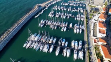 San Vincenzo Livorno İtalya turizm limanının havadan görüntüsü