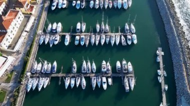Yat ve yelkenli turistik liman manzarası