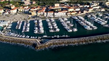 Yat ve yelkenli San Vincenzo Livorno Tuscany turist limanı manzarası