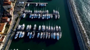 Yat ve yelkenli San Vincenzo Tuscany turist limanının havadan görüntüsü.
