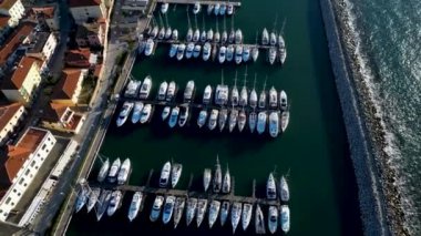 Yat ve yelkenli San Vincenzo Tuscany İtalya turizm limanı manzarası