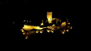 İtalya 'nın Aosta Vadisi Cly Şatosu' nun gece manzarası