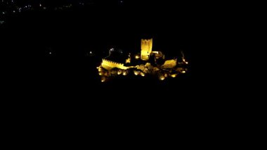 İtalya 'nın Aosta Vadisi Cly Şatosu' nun gece manzarası