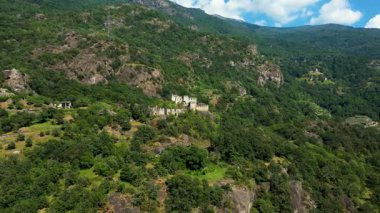 Settimo Vittone Torino Piedmont İtalya 'daki Cesnola ortaçağ kalesinin hava manzarası