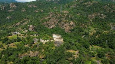 Settimo Vittone Torino İtalya 'da yer alan Cesnola Ortaçağ Kalesi' nin havadan görünüşü