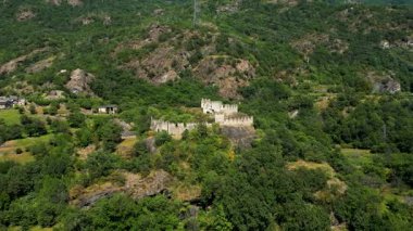 Cesnola Settimo Vittone Turin İtalya 'nın ortaçağ şatosunun hava manzarası