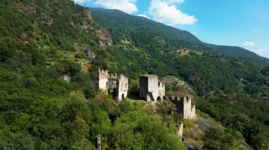 Cesnola Settimo Vittone Torino 'nun ortaçağ kalesinin havadan görünüşü