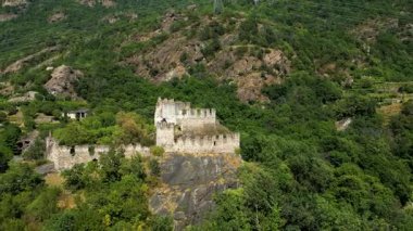 Settimo Vittone Torino İtalya 'daki Cesnola kalesinin insansız hava aracı görüntüsü