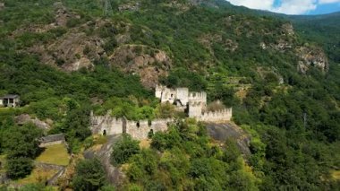 Settimo Vittone Turin Piedmont İtalya 'daki Cesnola kalesinin insansız hava aracı görüntüsü
