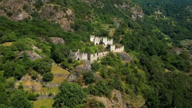 Settimo Vittone Torin 'deki Cesnola kalesinin insansız hava aracı görüntüsü