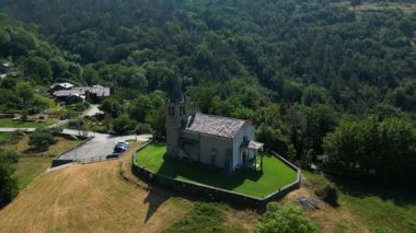 San Maurizio di Moron Kilisesi 'nin insansız hava aracı Aosta Vadisi, İtalya' da Saint Vincent 'ta yer almaktadır.