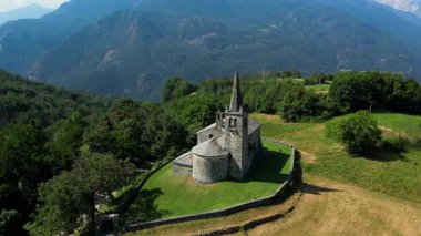 San Maurizio di Moron Kilisesi 'nin Aosta Vadisi' ndeki Saint Vincent Kilisesi 'nin havadan görünüşü.