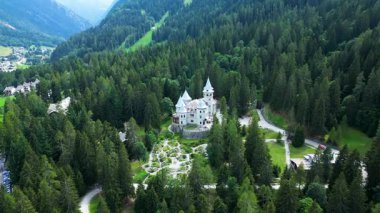 Savoy Kalesi 'nin havadan görünüşü Gressoney Saint Jean Aosta İtalya