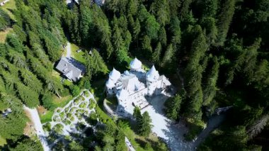 Savoy Şatosu Gressoney Saint Jean Aosta İHA ile İtalya hava manzaralı