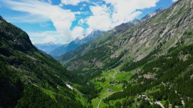 Alp manzaralı Aosta Vadisi İtalya