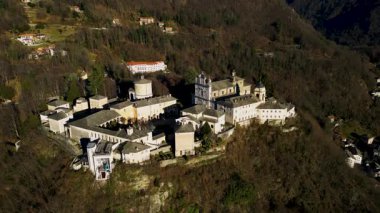 Varallo Vercelli İtalya 'nın Saint Maria Assunta Sacro Monte hava manzaralı Bazilikası
