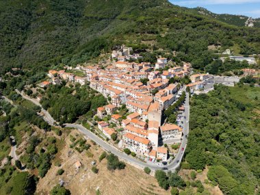 Elba, Toskana 'daki Marciana kasabasının panoramik hava manzarası