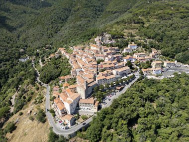 Elba, Toskana 'daki Marciana kasabasının hava panoramik manzarası.
