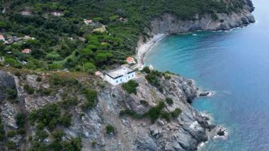 Punta Polveria deniz feneri, İHA 'lı hava manzaralı, Elba Adası, Livorno