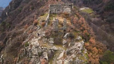 Aosta Vadisi Şatosu İtalya hava manzaralı