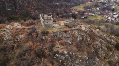 Challant Aosta Vadisi Kalesi İtalya hava manzaralı