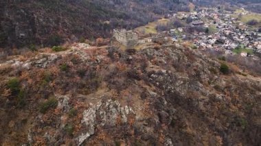 Challant Aosta Vadisi Kalesi İHA 'lı İtalya hava manzaralı