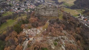 Aosta Vadisi 'ndeki Challant Kalesi' nin hava görüntüsü.