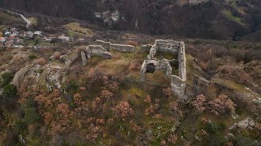 Aosta Vadisi 'ndeki Challant Kalesi' nin havadan görünüşü.