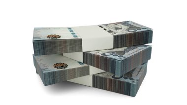 Suudi riyal notlarının 3D kopyası. Beyaz arka planda izole edilmiş birkaç Suudi para birimi demeti