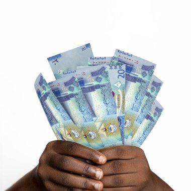 Siyah eller 3D tutarken Kuveyt dinar banknotları oluşturdu. Kuveyt para birimi notlarını tutan Eller 'in yakın çekimi