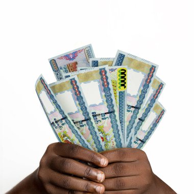 3D tutan siyah eller Myanmar Kyat 'a ait notlar. Myanmar Kyat 'ın döviz notlarını tutan Eller' e yakın çekim