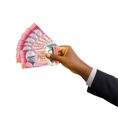 Üzerinde takım elbise olan siyah el, beyaz arka planda izole edilmiş Yeni Mauritian rupi notaları tutuyor.