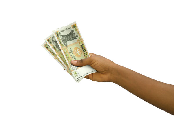 Справедливое держание трехмерных банкнот из молдавского лея на белом фоне