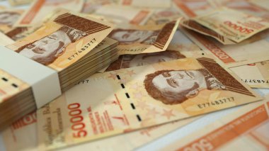 Masaya yayılmış Venezuela Bolivar notlarını kapatın. 3D para yüzeye saçıldı