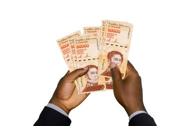 Siyah elli takım elbiseli, elinde 3D Venezuela bolivarı notaları var.