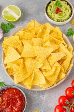 Meksika usulü cips ve sos. Domates salsa soslu ve guacamole soslu mısır cipsi. Üst görünüm