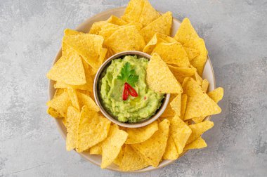 Meksika usulü cips ve sos. Domates salsa soslu ve guacamole soslu mısır cipsi. Üst görünüm