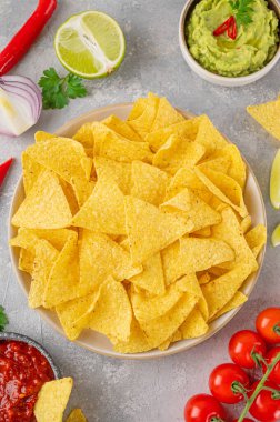 Meksika usulü cips ve sos. Domates salsa soslu ve guacamole soslu mısır cipsi. Üst görünüm