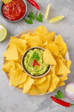 Meksika usulü cips ve sos. Domates salsa soslu ve guacamole soslu mısır cipsi. Üst görünüm