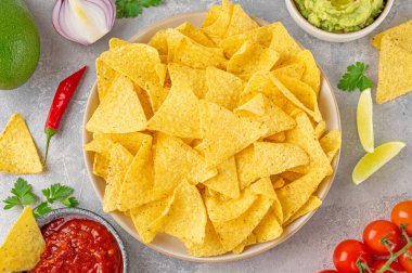 Meksika usulü cips ve sos. Domates salsa soslu ve guacamole soslu mısır cipsi. Üst görünüm