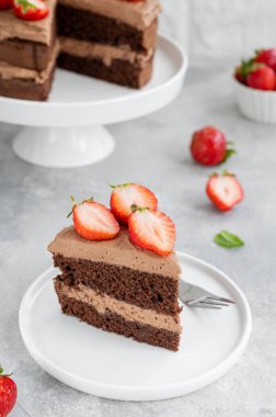Üstünde krema ve taze çilek olan çıplak çikolatalı pasta. Kırsal tarzda. Seçici odaklanma. Boşluğu kopyala